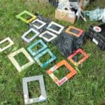 Leżące na trawie ramki wykonane w ramach warsztatów plastycznych