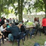 Uczestnicy pikniku na warsztatach plastycznych