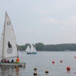 Widok na Zalew Zemborzycki z pływającymi po nim jachtami