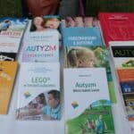 Książki leżące na stoisku Pedagogicznej Biblioteki Wojewódzkiej im. KEN w Lublinie