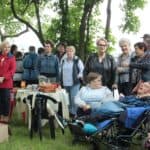 Uczestnicy pikniku podczas rozpoczęcia i powitania