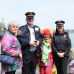 Pamiątkowa fotografia z przedstawicielami Straży Miejskiej oraz animatorką w stroju klauna