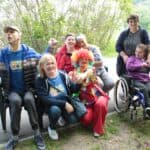 Pamiątkowa fotografia uczestników pikniku i ich opiekunów