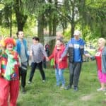 Tańce z animatorką w stroju klauna