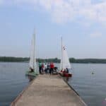 Widok z pomostu na Zalew i dwa jachty