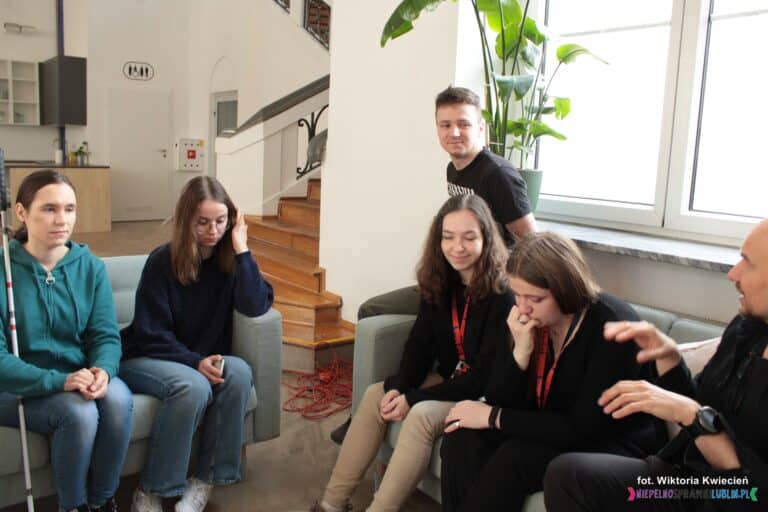 Siedzą od lewej: Pani Kaja Lorenc z Asystentką OzN, Pracownicy Stowarzyszenia Homo Faber: Paweł, Sonia, Yaryna, Piotr