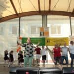 Na scenie Pan Piotr Pręgowski w towarzystwie osób zaproszonych spośród publiczności do wspólnej zabawy i tańca