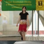 Nastolatka z grupy tanecznej Miejskiego Ośrodka Kultury w Świdniku stepująca w specjalnych butach podkutych metalowymi blaszkami.