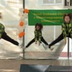 Trzy nastolatki z grupy tanecznej Miejskiego Ośrodka Kultury w Świdniku uchwycone podczas podskoku do góry