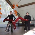 Taniec z szarfą dwóch tancerek ze Spółdzielczego Domu Kultury w Świdniku