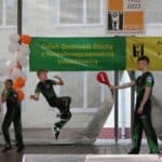 Pokaz Kickboxingu - kopnięcie z wyskoku; zawodnik uchwycony w górze w trakcie skoku