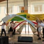 Występ z kolorowymi szarfami grupy tanecznej ze Specjalnego Ośrodka Szkolno-Wychowawczego w Świdniku