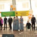 Na scenie stoją członkowie zespołu “Invictus” z WTZ Caritas w Chełmie w towarzystwie Instruktorki Pani Justyny Zembrzyckiej