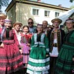 Członkowie Zespołu Tańca Ludowego “Leszczyniacy” ze Świdnika przed występem