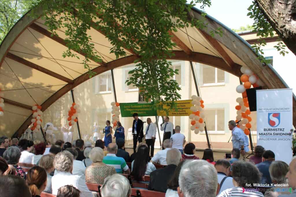 Publiczność ogląda występ grupy wokalnej "Ach To My" w Muszli Koncertowej przy Centrum Usług Społecznych w Świdniku