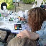 Animatorka malująca buzię dziecka