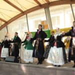 Występ Zespołu Tańca Ludowego “Leszczyniacy” ze Świdnika, pary taneczne w strojach biłgorajskich