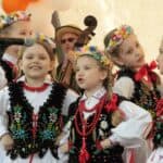 Śpiewające dziewczynki z Zespołu Tańca Ludowego “Leszczyniacy” ze Świdnika w strojach ludowych