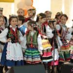 Dzieci z Zespołu Tańca Ludowego “Leszczyniacy” ze Świdnika w strojach ludowych