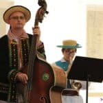 Kontrabasista i trębacz z Zespołu Tańca Ludowego “Leszczyniacy” ze Świdnika w strojach ludowych