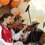 Skrzypaczki z Zespołu Tańca Ludowego “Leszczyniacy” ze Świdnika w strojach ludowych