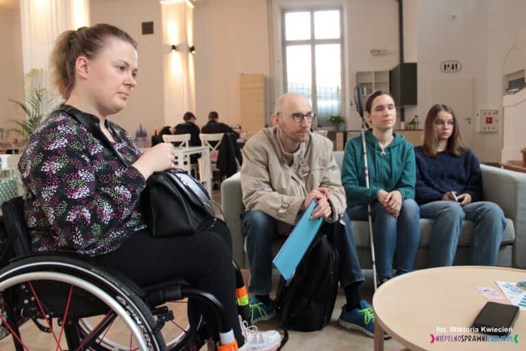 Od lewej siedzą: Pani Zuzanna Markowska, Pa Łukasz Lewicki oraz Pani Kaja Lorenc z Asystentką OzN