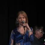 Emocje widoczne na twarzy wokalistki Agnieszki Zarzyckiej, która śpiewa z zamkniętymi oczami