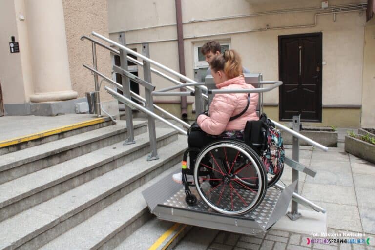 Platforma przyschodowa zainstalowana na zewnątrz budynku