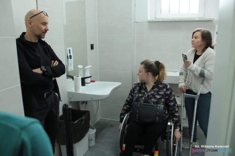 Wizytacja toalety przez reprezentantów LFOON-SW