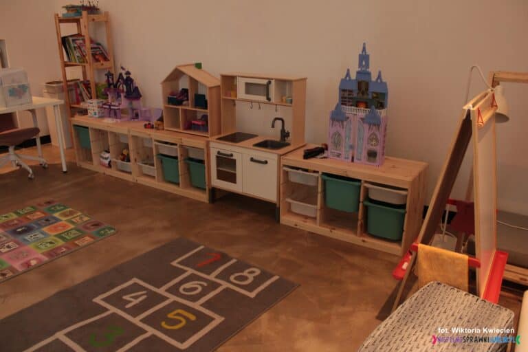 Kącik zabaw dla dzieci wyposażony w zabawki