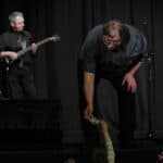 Pan Marek Kowal, przekazujący wygraną płytę CD