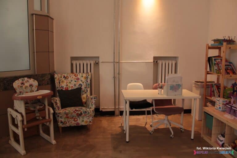Kącik zabaw dla dzieci, umożliwia wypoczynek i odrobienie lekcji, przy stojącym tu biurku