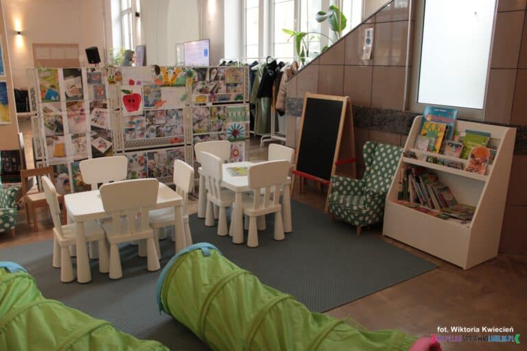 Kącik zabaw dla dzieci; wyposażony w meble i sprzęt, umożliwiające zabawę i wypoczynek