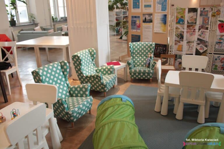 Kącik zabaw dla dziec, wyposażony w fotele, umożliwiające wypoczynek