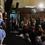 Zespół przyjmujący na scenie gratulacje i podziękowania po koncercie