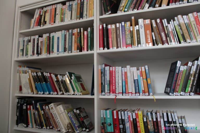 Liczący ponad 2000 woluminów księgozbiór Biblioteki Wielokulturowej