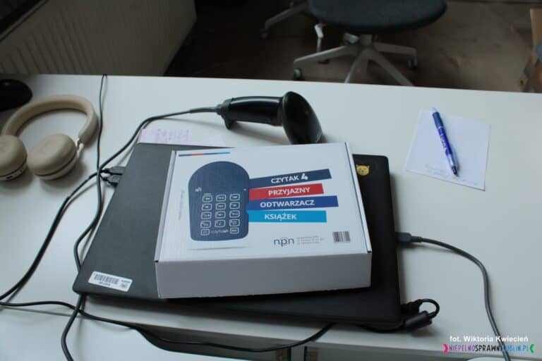 Znajdujący się na wyposażeniu Biblioteki Wielokulturowej – przenośny, cyfrowy odtwarzacz do słuchania audiobooków - "Czytak 4" dla osób niewidomych, słabowidzących oraz seniorów