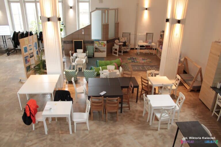 Kącik zabaw dla dzieci i miejsca do odpoczynku w przestrzeni Baobob w Lublinie przy ul. Krakowskie Przemieście 39B