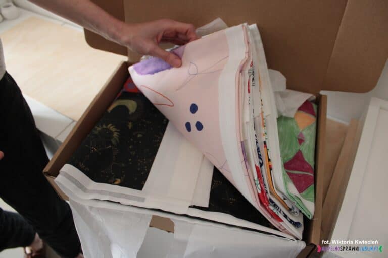 W pracowni "lekkiej": wzorzyste tkaniny zaprojektowane podczas warsztatów