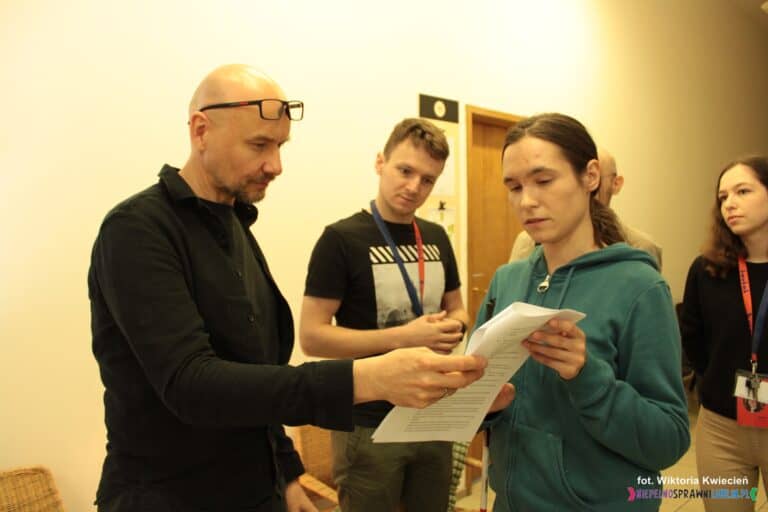 Przekazanie Panu Piotrowi Skrzypczakowi wytycznych Polskiego Związku Niewidomych, dotyczących dostępności przez Panią Kaję Lorenc