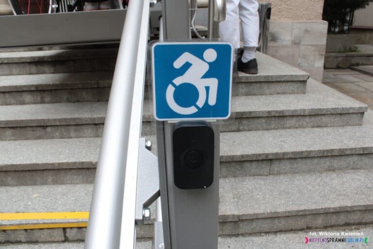 Przycisk platformy schodowej, umożliwiający wezwanie pracownika