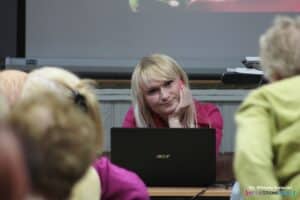 Pani dr n. med. Małgorzata Kowal, siedzi za monitorem laptopa, patrzy w obiektyw