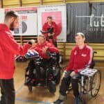 Przygotowanie do rozgrywki - Sędzia rzuca monetą, a wygrywająca Strona wybiera kolor Bil, którymi będzie grała: czerwony lub niebieski.