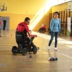 Zawodnik sprawdzający ułożenie bil w polu rozgrywki