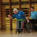 Rozgrywki indywidualne w pierwszym dniu turnieju; zawodnik podczas rzutu czerwoną bilą