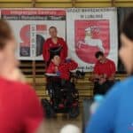 Zawodnik rzucający niebieskimi bilami; punkt widzenia sędziów stolikowych