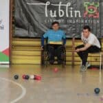 Czerwona bila rzucona przez zawodnika uchwycona w ruchu