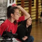 Zawodniczka wykonująca rzut czerwoną bilą