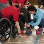 Na boisku Sędzia w towarzystwie zawodników mierzy odległość bil