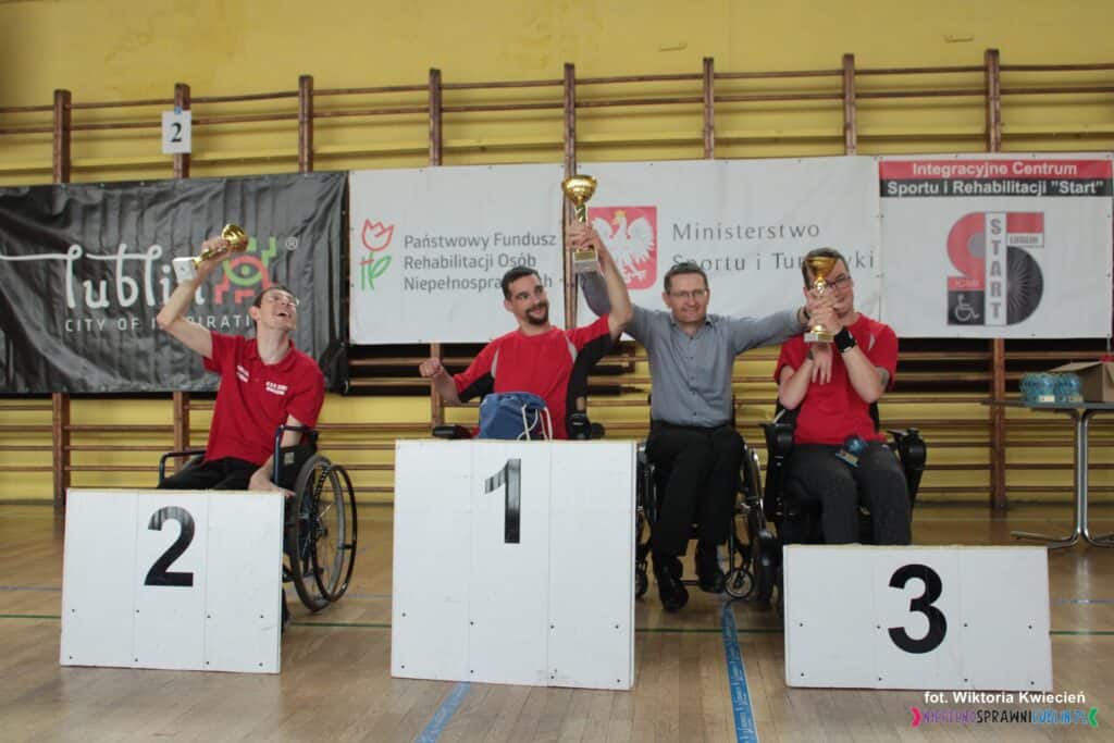 Zwycięzcy w kategorii bc1/bc2: I miejsce: Mateusz Urbański, ICSIR Start Lublin; II miejsce: Konrad Lipowski, KSN Start Warszawa;, III miejsce: Patryk Barszczyk, ICSIR Start Lublin w towarzystwie Pana Piotra Jacniackiego - Prezesa ICSiR Start